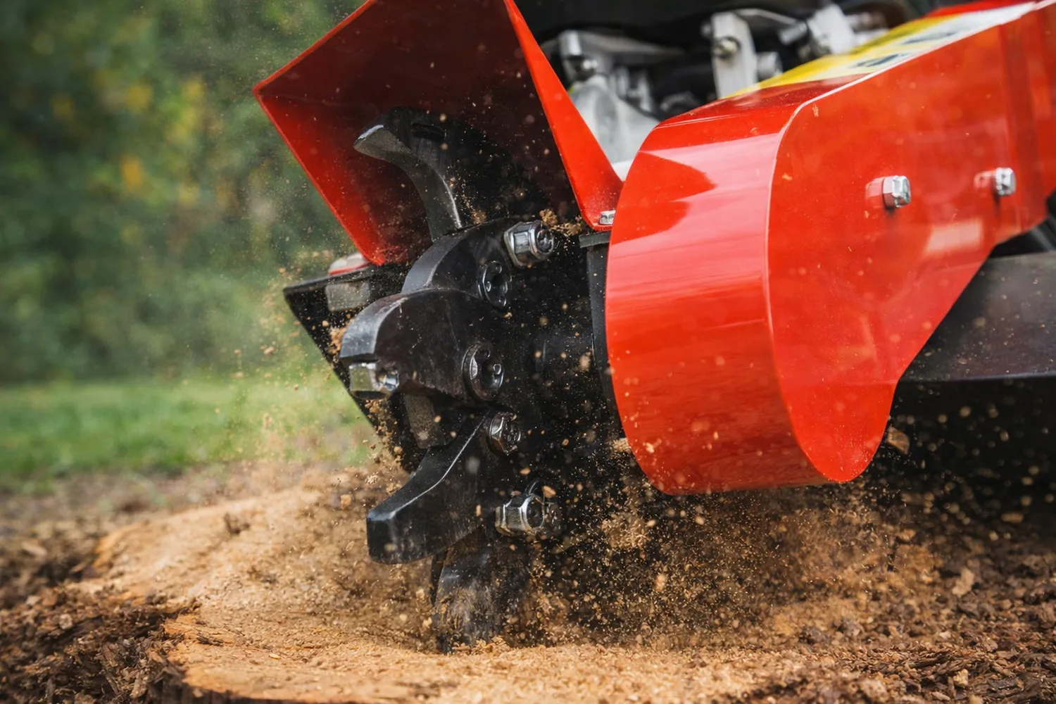 Frezarka do pni w pracy - frezowanie pnia na miejscu