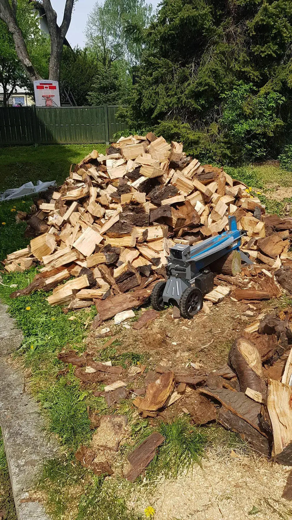 Porąbane drewno na opał - efekt pracy łuparką