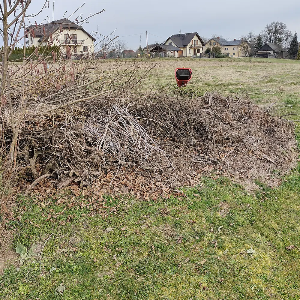 Rębak do gałęzi przy rozdrabnianiu po przycince